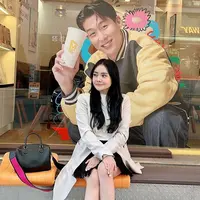 Ia pun memadukannya dengan blazer panjang warna serasi, serta sepatu boots hitamnya. [@MysaMawar]