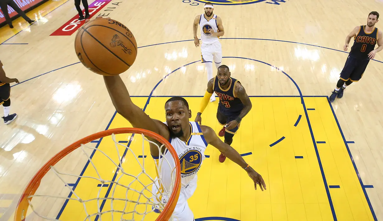 Kevin Durant berusaha memasukan bola saat gim pertama Final NBA 2017 melawan Cleveland Cavaliers di Oracle Arena, California (1/6). Durant, yang memainkan final NBA untuk kedua kali sepanjang kariernya tampil mengesankan. (Ezra Shaw/Pool Photo via AP)