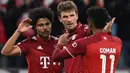 Pada menit ke-31, Bayern Munchen kembali mencetak gol. Memanfaatkan serangan balik cepat, Serge Gnabry (kiri) berhasil membuat The Bavarian menjadi tim pertama yang mencetak empat gol di babak pertama pada fase knock out Liga Champions. (AFP/Christof Stache)