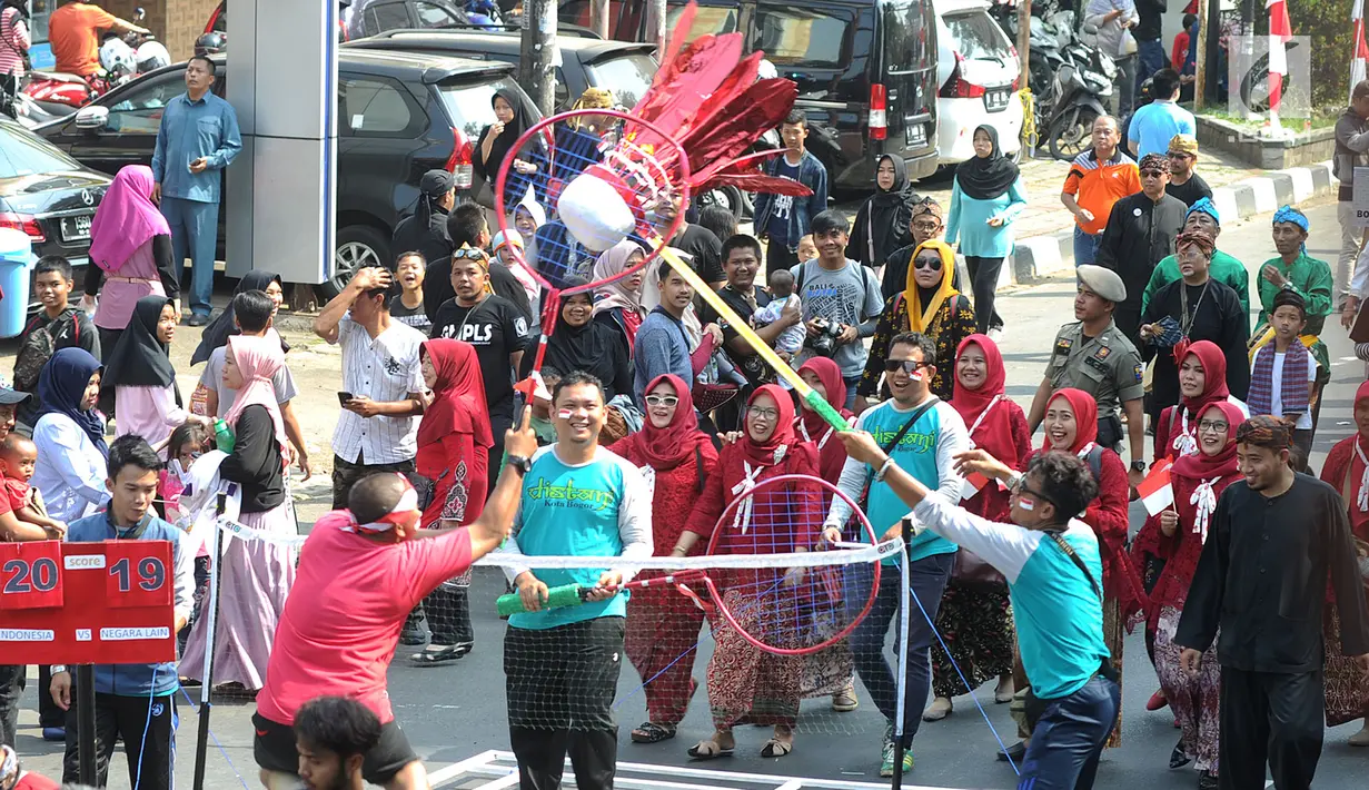 Peserta menampilkan pertunjukan olahraga saat festival budaya Helaran 2018, Bogor, Jawa Barat, Minggu (12/8). Lima ribu peserta berpartisipasi dalam Helaran 2018. (Merdeka.com/Arie Basuki)