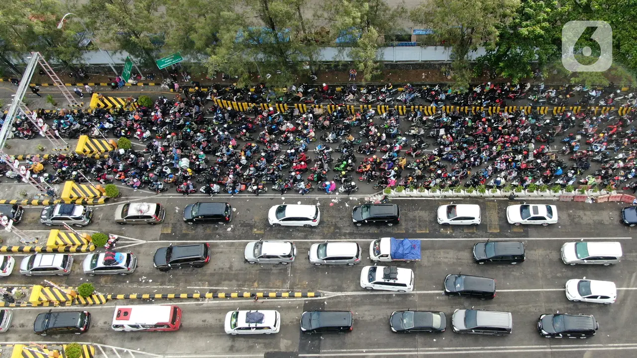 Pantauan Udara Ribuan Pemudik Motor di Merak