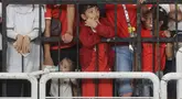 Suporter cilik saat menyaksikan secara langsung pertandingan Timnas Indonesia vs Jepang pada laga Grup C putaran ketiga Kualifikasi Piala Dunia 2026 Zona Asia di Stadion Utama Gelora Bung Karno, Jakarta, Jumat (15/11/2024). (Bola.com.M Iqbal Ichsan)