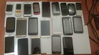 Barang bukti puluhan ponsel bekas hasil perampasan dua pria bersenjata tajam di Tambora. (Dok Kepolisian)
