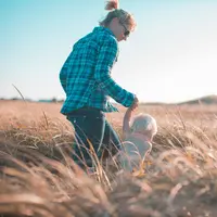 Alih-alih marah, arahkan energi untuk mencari jalan keluar atas masalah yang terjadi dengan anak. (Foto: Derek Thomson/Unsplash)