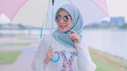 Tak hanya itu, OOTD Ayana saat liburan yang selalu dibagikan di media sosial Instagram ini juga mencuri perhatian. Bahkan cukup mudah untuk ditiru dan bisa menjadi inspirasi kamu saat bergaya simpel namun tetap stylish.(Liputan6.com/IG/@xolovelyayana)