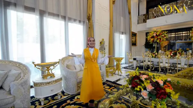 Ada ruang penuh dengan pernak-pernik berbalut emas di rumah bos Dnars Skincare (YouTube Lensa Nona)