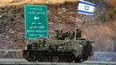 Tentara Israel mengendarai kendaraan pribadi lapis baja dekat perbatasan dengan Lebanon, Rabu (11/10/2023). Tank-tank Israel dikerahkan ke perbatasan Lebanon di tengah kekhawatiran meluasnya konflik menyusul penembakan yang menewaskan tiga militan Hizbullah.(AP Photo/Ariel Schalit)