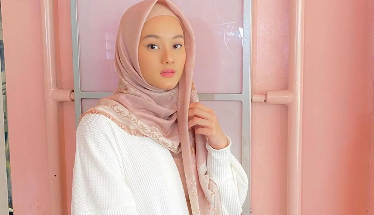 Sebagai warna yang netral, tak salah jika baju putih sering digunakan bintang sinetron Jangan Panggil Gue Pak Haji ini. Dalam momen santai, Dinda Hauw tampil dengan sweater putih yang dipadukan dengan hijab berwarna pastel. Gaya Dinda terlihat kasual namun tetap memesona. (Liputan6.com/IG/@dindahw)