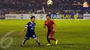 Evan Dimas Darmono (Timnas U19 - kanan) berebut pengasaan bola dengan Fadli M (PSIS Semarang) (Liputan6.com/Helmi Fithriansyah).