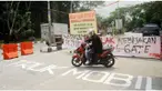 Kericuhan terjadi di tengah aksi demonstrasi Blokade jalan akses penghubung antara Kawasan Industri Pulogadung (KIP) dengan area tempat tinggal warga. Kericuhan terjadi ketika 15 truk dari PT STW yang bergerak di bidang bisnis bahan baku baja, tidak dapat