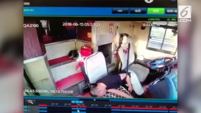 VIDEO: Sopir Bus Terserang Stroke Saat Mengemudi