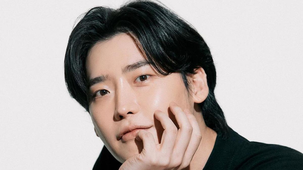 Potret Manis Lee Jong Suk yang Bikin Fans Menjerit dengan Gelang Emas