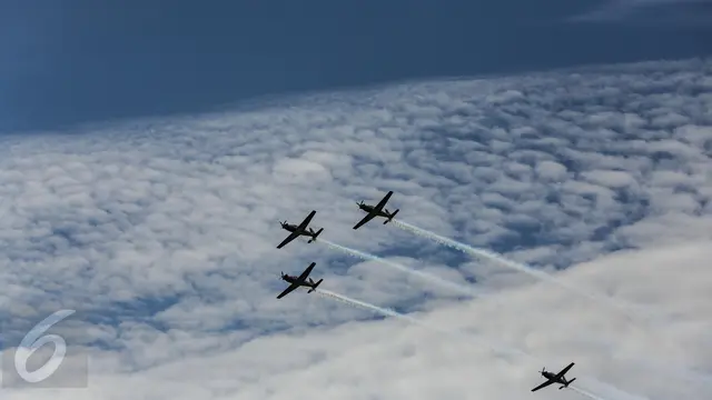 Aksi Aerobatik Udara Jupiter Aerobatic Team Meriahkan HUT TNI AU ke-71