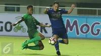 Gelandang Persib, Shohei Matsunaga (kanan) berebut bola dengan pemain PS TNI pada lanjutan Liga 1 di Stadion Pakansari, Kab Bogor, Sabtu (22/4). PS TNI bermain imbang Persib 2-2. (Liputan6.com/Helmi Fithriansyah)