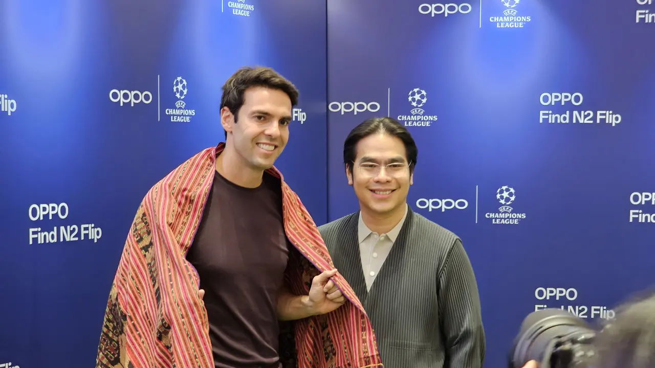 Kaka bersama Patrick Owen dari Oppo Indonesia