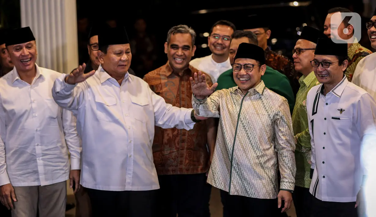 Ketua Umum Partai Gerindra Prabowo Subianto berserta jajaran petinggi partai bersama Ketua Umum PKB Muhaimin Iskandar bersama seluruh jajaran petinggi partai usai melakukan pertemuan di Kediaman Prabowo, Kertanegara IV, Jakarta, Jumat (28/4/2023). (Liputan6.com/Johan Tallo)