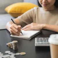 Ilustrasi perempuan mengatur keuangan/copyrightshutterstock/Kmpzzz