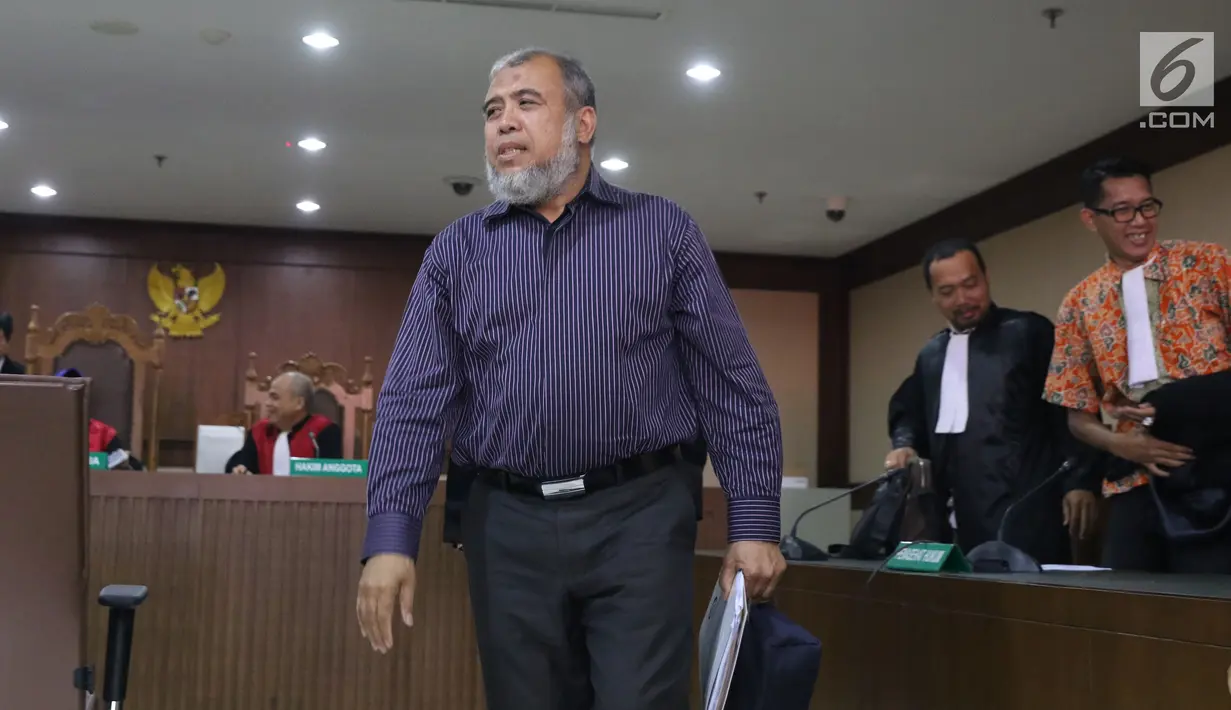 Mantan Hakim Mahkamah Konstitusi, Patrialis Akbar usai menjalani sidang permohonan peninjauan kembali (PK) ke Mahkamah Agung di Pengadilan Tipikor, Jakarta, Kamis (25/10). Sidang mendengar pembacaan memori permohonan PK. (Liputan6.com/Helmi Fithriansyah)