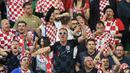 Antusias pendukung Kroasia pada laga kedua babak kualifikasi Piala Eropa 2020 Grup E yang berlangsung di Stadion Groupama Arena, Budapest, Senin (25/3). Kroasia kalah 1-2 kontra Hungaria. (AFP/Attila Kisbenedek)