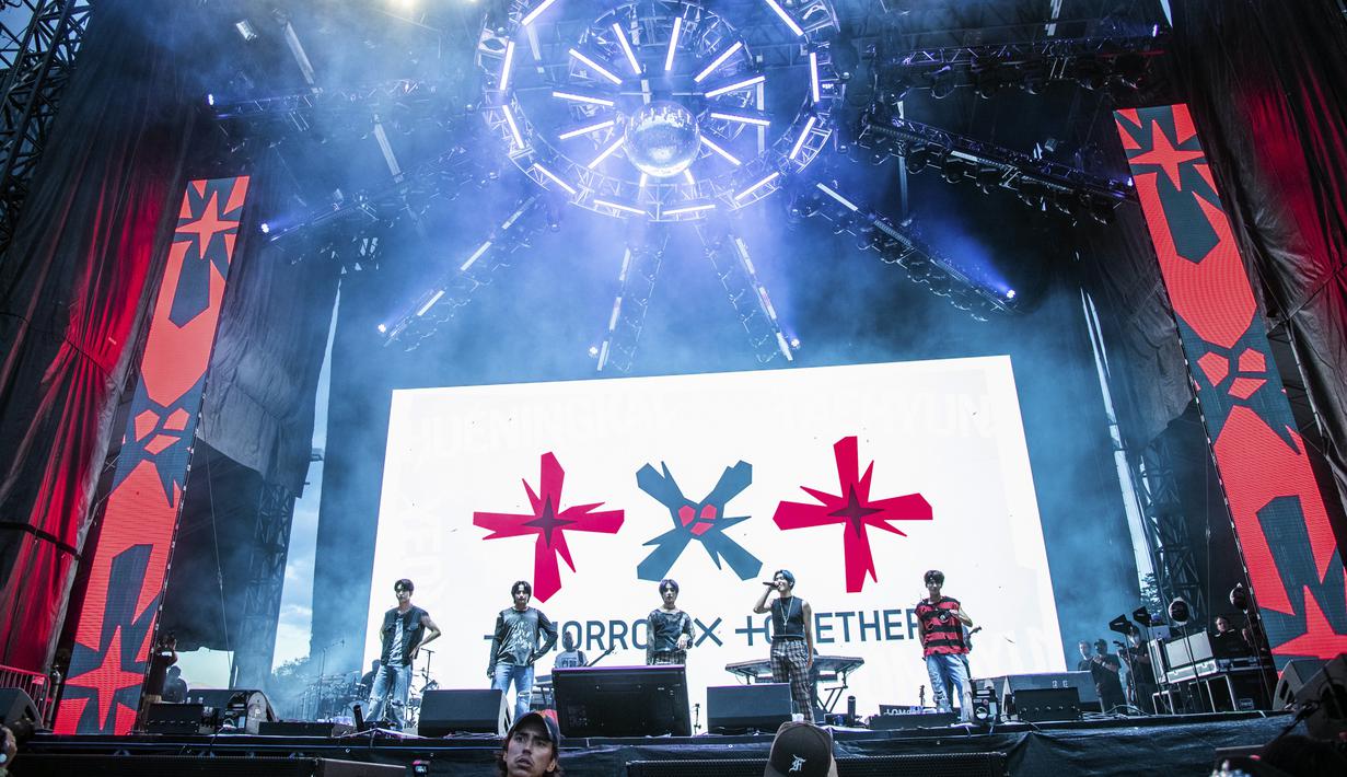 Soobin (kiri), Huening Kai, Beomgyu, Yeonjun, dan Taehyun dari Tomorrow X Together tampil pada hari ketiga Festival Musik Lollapalooza di Grant Park, Chicago, Amerika Serikat, 30 Juli 2022. (Photo by Amy Harris/Invision/AP)