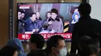 Layar TV menunjukkan file gambar pemimpin Korea Utara Kim Jong Un selama program berita di Stasiun Kereta Api Seoul di Seoul, Korea Selatan, Rabu (2/11/2022). Sepanjang tahun ini, Korut diketahui meluncurkan rentetan rudal yang jumlahnya mencetak rekor jika dibandingkan tahun-tahun sebelumnya. (AP Photo/Ahn Young-joon)