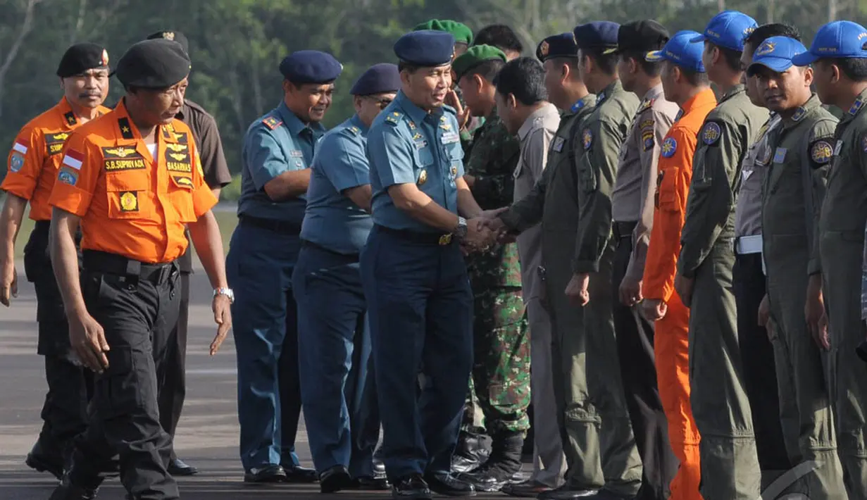 Kadispenal Laksda M Simorangkir juga turut dalam rombongan bersama Panglima TNI Jendral TNI Moeldoko, saat tiba di Lanud Iskandar Pangkalan Bun, Kalteng, Kamis (8/1/2015). (Liputan6.com/Andrian M Tunay)
