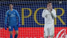 1. Ekspresi Sergio Ramos usai Real Madrid gagal meraih kemenangan pada laga lanjutan LaLiga yang berlangsung di Stadion DeLa Ceramica, Villareal, Jumat (4/12). Real Madrid ditahan imbang Villareal 2-2.  (AFP/Jose Jordan)