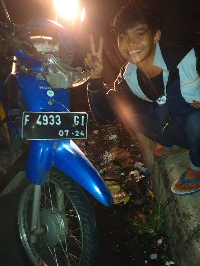 6 Ekspresi Senyum Pengendara Usai Jatuh dari Motor Ini Bikin Heran