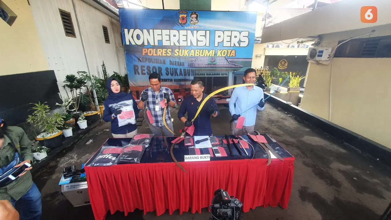 Sat Reskrim Polres Sukabumi Kota saat melakukan konferensi pengungkapam kasus tawuran yang sebabkan satu korban tewas, (Liputan6.com/Fira Syahrin).