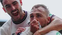 Pemain West Ham, Jarrod Bowen, mencium logo klub selepas mencetak gol ke gawang Nottingham Forest pada pekan 3 Liga Inggris 2025/2026 di City Ground. (Bola.com/Dok. West Ham)