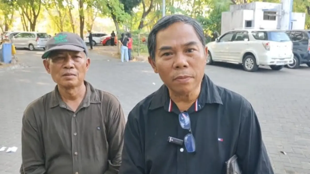 Keluarga dari Aris Sanda, sopir logistik yang ditembak KKB