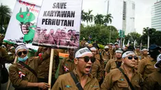 Pegawai Perhutani berunjuk rasa di kawasan Patung Kuda, Jakarta, Rabu (18/5/2022). Dalam aksinya, mereka menuntut Surat Keputusan (SK) 287 Menteri Lingkungan Hidup dan Kehutanan (LHK) yang dianggap memberikan ruang pada kelompok tertentu. (Liputan6.com/Faizal Fanani)