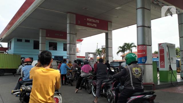 Pertalite Batal Naik, Antrean Pengisian BBM Subsidi Masih Terjadi