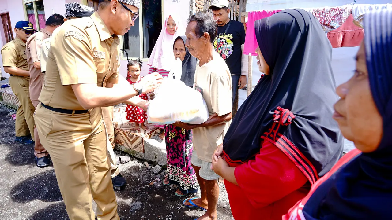 Pemkab Banyuwangi mulai menyalurkan sembako penganti karangan bunga ke masyarakat (istimewa)