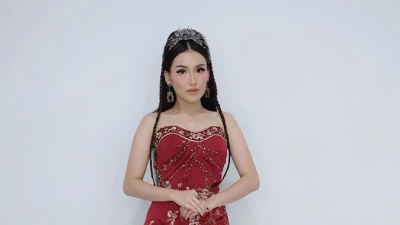 8 Potret Ayu Ting Ting Menjelma Jadi Putri China dalam Balutan Cheongsam Merah Merona