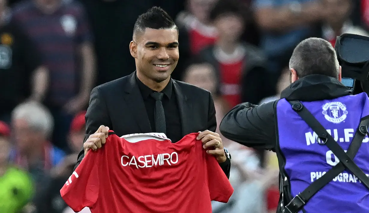 Casemiro. Gelandang Brasil berusia 30 tahun ini baru saja didatangkan Manchester United dari Real Madrid pada bursa transfer musim panas 2022/2023. Ia ditebus MU dengan nilai transfer 70,65 juta euro atau setara Rp1 triliun dan terikat kontrak hingga Juni 2026. Bersama Real Madrid yang dibelanya sejak 2015/2016 hingga 2021/2022 ia total tampil dalam 336 laga di semua ajang degan torehan 31 gol dan 29 assist. (AFP/Paul Ellis)