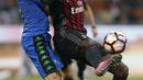 Penyerang AC Milan, Mbaye Niang (kanan) berusaha mengontrol bola dari kawalan gelandang Sassuolo, Luca Mazzitelli pada liga Italia di San Siro, Milan (3/9). AC Milan menang dramatis atas Sassuolo dengan skor 4-3. (AFP Photo/Marco Bertorello)
