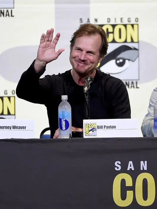 Kepergian Bill untuk selamanya ini berbarengan dengan ajang penghargaan Oscar 2017. Untuk itu tidak sedikit yang mendedikasikan kemenangan dan mengenang Bill di pangungg Oscar itu. Salah satunya adalah James Cameron. (AFP/Bintang.com)