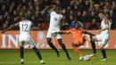 Gelandang Belanda, Quincy Promes, berusaha melepaskan diri dari kepungan pemain Prancis pada laga persahabatan di Stadion Amsterdam Arena, Amsterdam, Jumat (25/3/2016). Belanda takluk 2-3 dari Prancis. (AFP/John Thys)