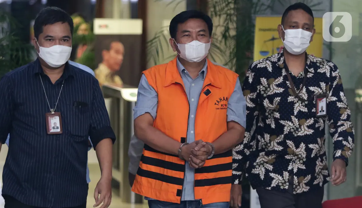 Petugas KPK menggiring Direktur Utama PT Permata Nirwana Nusantara yang juga Direktur PT Duta Mas Indah, Heri Sukamto jelang rilis penahanan di Gedung KPK, Jakarta, Kamis (28/7/2022). KPK menahan Heri Sukamto terkait kasus dugaan korupsi pekerjaan pembangunan Stadion Mandala Krida Daerah Istimewa Yogyakarta yang diusut sejak awal 2021. (Liputan6.com/Helmi Fithriansyah)