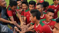 Pemain seleksi Timnas Indonesia U-19 berteriak bersama usai laga uji tanding perdana melawan PPLM di NYTC Sawangan, Jumat (5/8). Pemain seleksi Timnas U-19 berhasil menekuk PPLM 3-0. (Liputan6.com/Helmi Fithriansyah)
