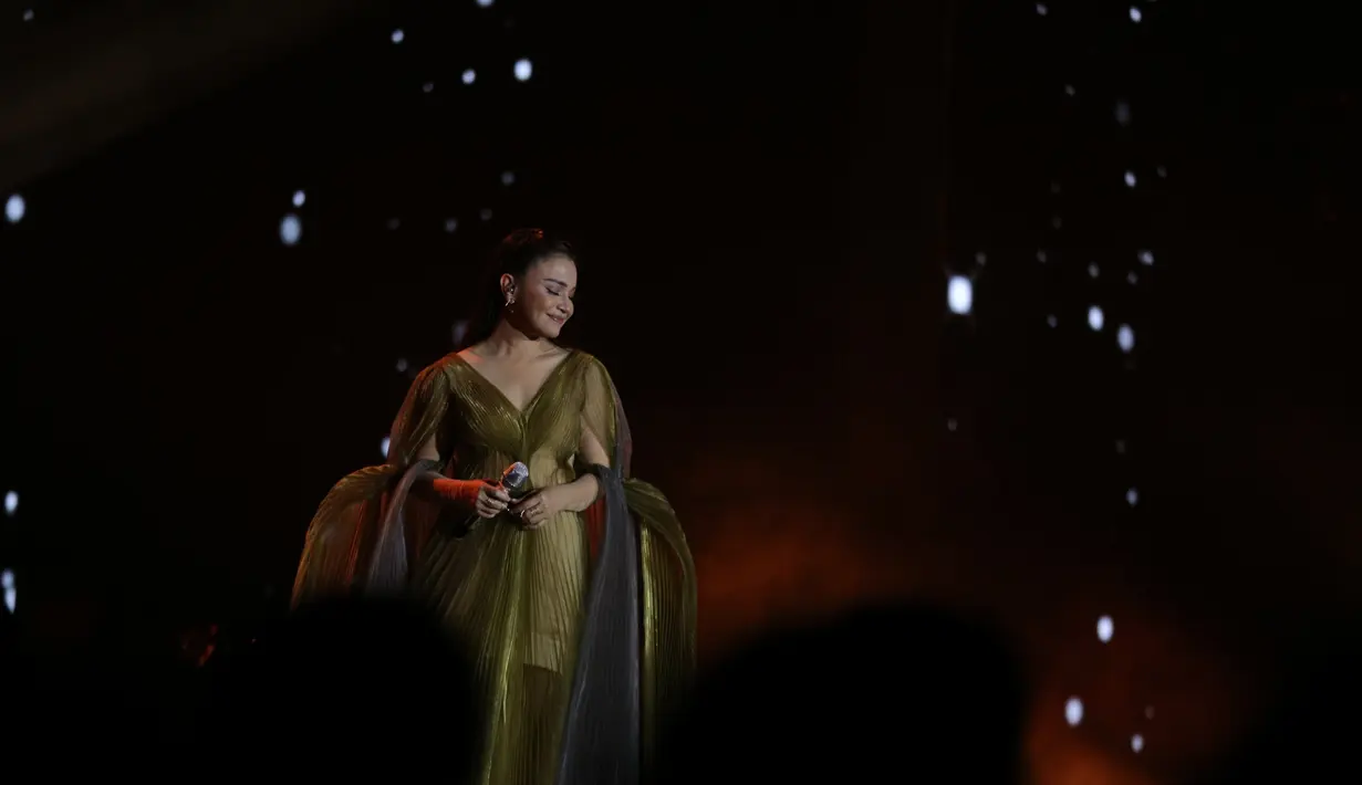 Bekerja sama dengan Scarlett, sang diva menggelar sebuah konser setelah sekian lama terpisah dengan penonton karena pandemi. (Daniel Kampua/Fimela.com)