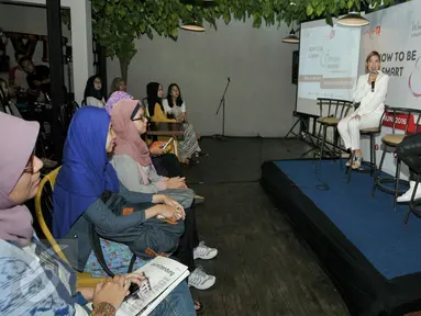 Blogger, Citra Ruhmana (kiri depan) memberikan tips kepada peserta agar mendapatkan penghasilan dari sebuah blog, Bandung, (22/6). Nissan March bersama Liputan6.com gelar seminar bertajuk 'How To Be a Smart & Stylish Women'. (Liputan6.com/Yoppy Renato)