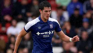 Bek Ipswich Town, Elkan Baggott. (Bola.com/Dok.Instagram Elkan Baggott).