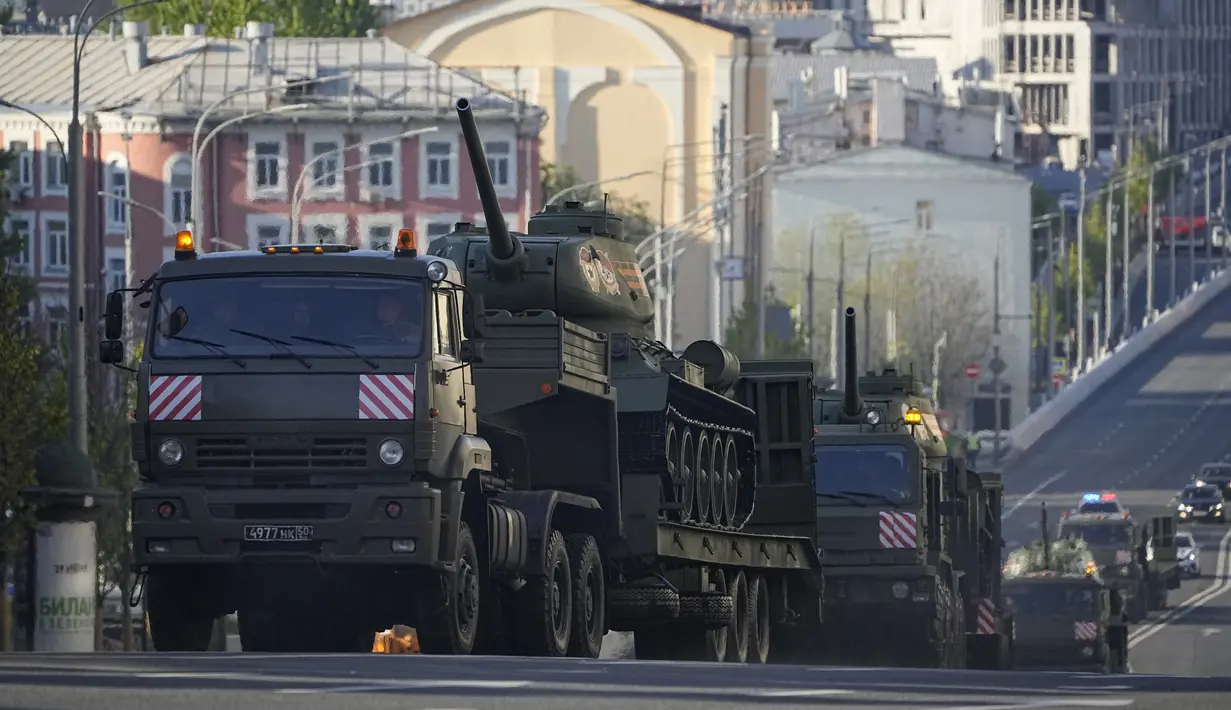 Tank T-34 Soviet diangkut menuju Lapangan Merah (Red Square) untuk menghadiri gladi bersih parade militer Hari Kemenangan di Moskow, Rusia, Minggu (7/5/2023). Parade akan berlangsung di Lapangan Merah Moskow pada 9 Mei untuk merayakan 78 tahun kemenangan dalam Perang Dunia II. (AP Photo)