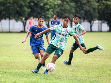 Pertandingan uji coba antara Korea-Korea Selecao melawan Akademi Sepak Bola Intinusa Olah Prima (ASIOP) di Lapangan Sutasoma, Halim, Jakarta Timur, Selasa (18/11/2024). (Bola.com/Bagaskara Lazuardi)