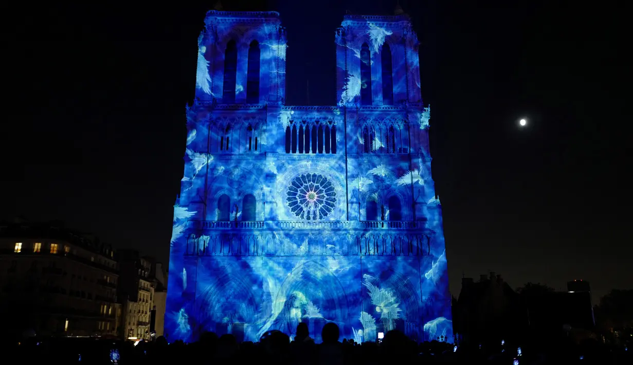 Sebuah foto pada 20 Oktober 2018 menunjukkan Gereja Katedral Notre Dame selama pertunjukan cahaya berjudul "Dame de Coeur" di Paris, Prancis. Pertunjukan cahaya tersebut bagian dari perayaan seratus tahun Perang Dunia I. (Photo by Ludovic MARIN/AFP)