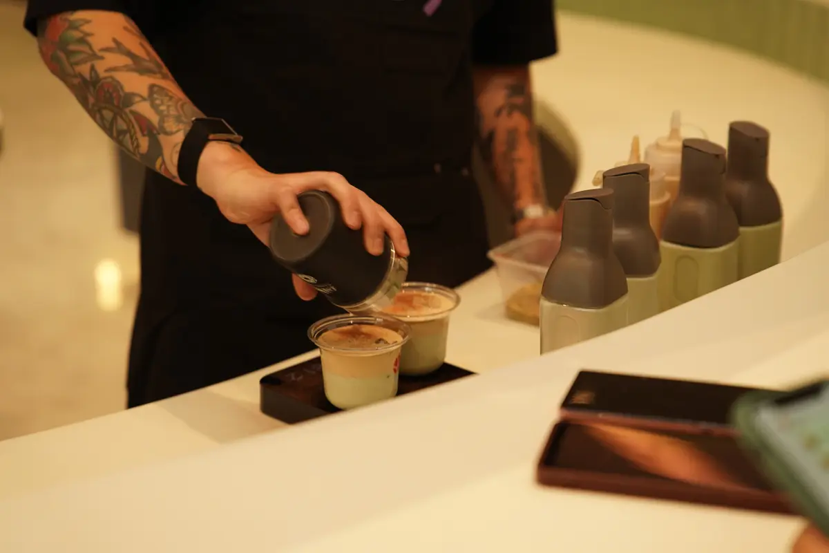 Racikan dari World Barista Champion, Mikael Jasin dalam membuat minuman menggunakan milk coconut dan kopi.