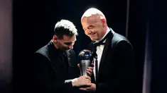 Presiden FIFA, Gianni Infantino, memberikan trofi penghargaan kepada Lionel Messi sebagai pemain terbaik FIFA 2022 di Paris, Selasa (28/2/2023). Striker timnas Argentina dan Paris Saint-Germain itu menyabet penghargaan pemain terbaik FIFA 2022. (AFP/Franck Fife)