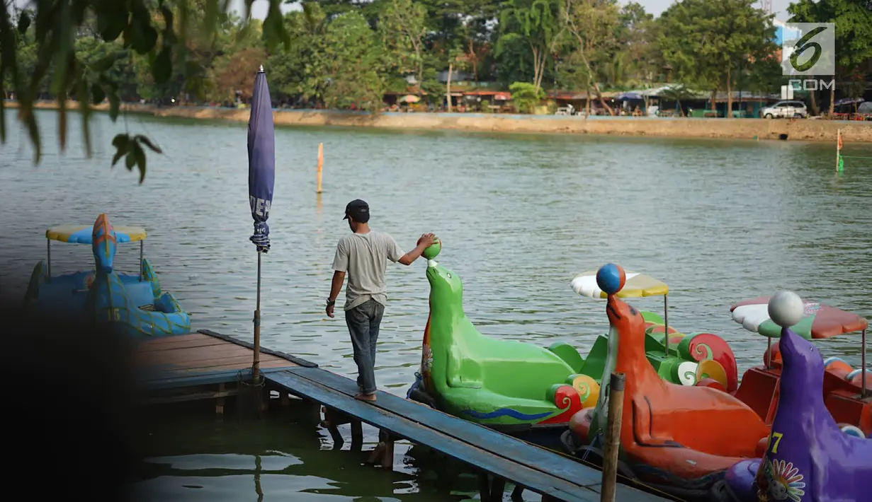 Seorang pria berjalan menyusuri jembatan kayu di Perkampungan Budaya Betawi Setu Babakan, Jakarta Selatan, Senin (23/9/2019). Gubernur DKI Jakarta Anies Baswedan berharap Perkampungan Budaya Betawi Setu Babakan menjadi pusat pengembangan dan publikasi budaya Betawi. (Liputan6.com/Immanuel Antonius)